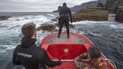 Percebeiros de Cari�o, a punto de saltar a las piedras, en una imagen de archivo