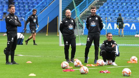 En primer plano, de izquierda a derecha, Alejandro Ant�n, �lex Mart�nez, Asier Marote y Borja Jim�nez; detr�s, con la nevera, el nutricionista �lex Santiso