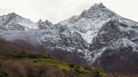 Vista del Valle de Somiedo, este domingo, donde ya han ca�do los primeros copos de nieve de la temporada invernal