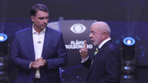 Fl&aacute;vio Bolsonaro y Lula en un momento del debate