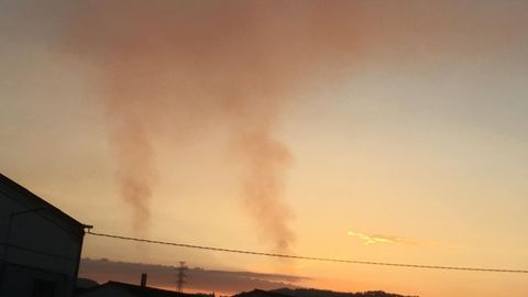 Penacho de humo en el snter de Veria al oscurecer