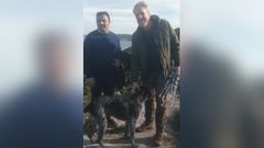 El alcalde de Laxe, junto al concejal Fernando del Moral Regaldie y el perro Bico