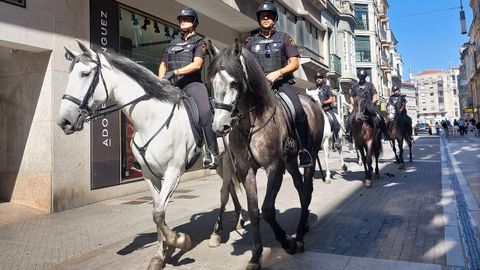 La unidad equina de la Guardia Civil, pasando este lunes por la calle Michelena, en Pontevedra