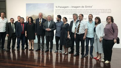 El alcalde de Siero, �ngel Garc�a, y los concejales de Oviedo Rub�n Ros�n y Fernando Villacampa posan con la delegaci�n de autoridades asistentes a la M�scara Ib�rica y el alcalde de Sintra, Basilio Horta