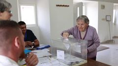 Eugenia Castro, votando en la parroquia de Romen.