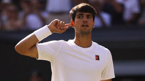 Alcaraz, tras ganar el punto que le dio la victoria en el primer set