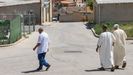 Varios hombres de origen magrebí, tras salir de la mezquita del barrio de Nuestra Señora de Fátima, en Jumilla, Murcia. En este municipio, Vox, con el apoyo del PP, prohibió la celebración de actos religiosos en espacio municipales donde se celebraban ceremonias islámicas como el fin del Ramadán.