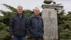 Carlos y Romn, vecinos de Valn, posan junto al monumento al hgado.