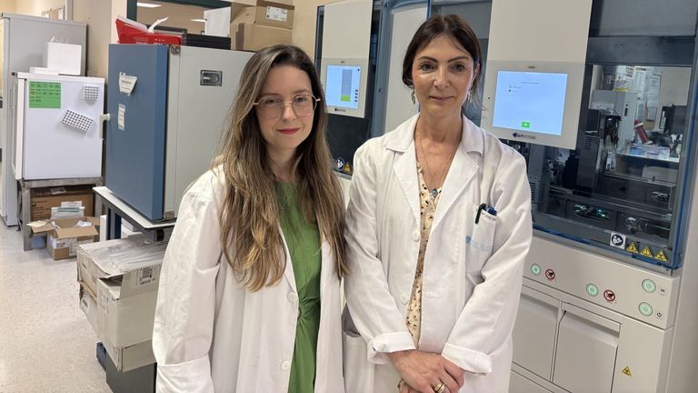 Andrea P�rez y Mar�a Jos� Y��ez son las dos farmac�uticas que trabajan en el laboratorio del hospital de Barbanza