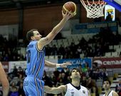 Anthony Winchester deja una bandeja en el partido contra el Melilla en el Pazo Universitario.