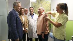 El conselleiro de Sanidade, Antonio G�mez, supervisa en el CHUS de Santiago el inicio del ensayo cl�nico Combogal.