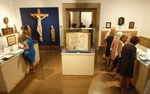 <span lang= es-es >El Cristo y el libro</span>. El Cristo de madera policromada de San Fiz de Cangas (principios del siglo XIV),  y el llamativo libro de salmos de gran formato est�n ahora a la vista en la misma sala del museo, la dedicada a los libros religiosos de la �poca barroca de la biblioteca del convento. 