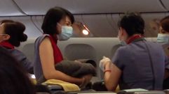 Una mujer asi�tica da a luz en medio de un vuelo en avi�n