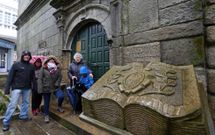 Turistas de Madrid y Murcia a las puertas del museo Valle-Incl�n, cerrado ayer al mediod�a. 