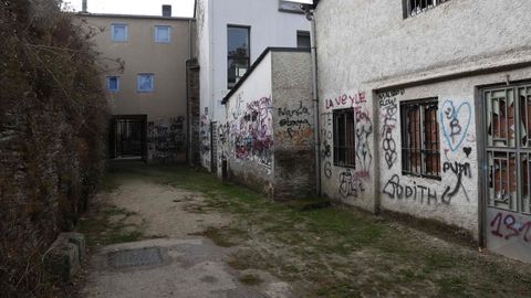 El acceso al parque infantil de O Cantio