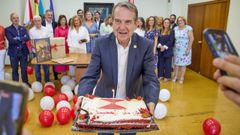 El regidor socialista ense�a la tarta con la bandera de Vigo