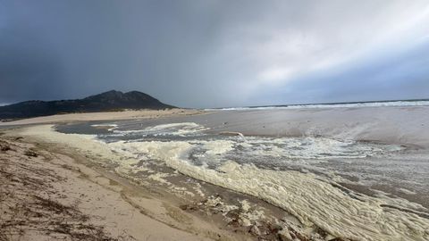 El mar revuelto llen de espuma la playa muradana