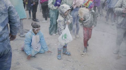 La harina inund la Praza Maior de Xinzo en el domingo fareleiro