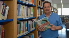 Javier Guill�n, en la biblioteca de la escuela de arquitectura