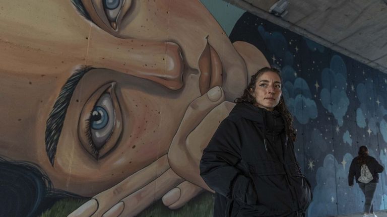 La artista Nana con su mural en el t&uacute;nel del puente de Fontes do Sar