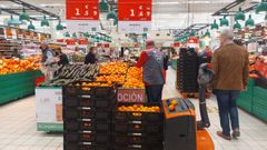 El pescado y la fruta regresan a plazas y supermercados de Ferrol, pero a�n hay estantes vac�os