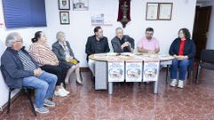 En la mesa, los sacerdotes Eduardo Puga,  Jos� Garc�a Gondar y Pl�cido Romero.