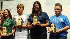 Jimena Abad, segunda por la derecha, en la entrega de trofeos