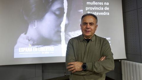 Prada, uno de los mayores expertos en Galicia sobre el franquismo, en el acto de ayer en el auditorio de Vilagarcía