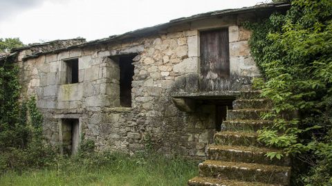 Otro aspecto de la casa de Areas, abandonada hace dcadas