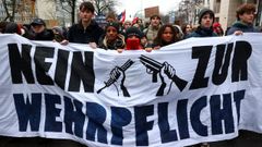 Protesta en Berln contra el restablecimiento del servicio militar en Alemania