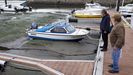 Las embarcaciones quedan bloqueadas con la bajamar en el puerto recreativo de Mi�o.