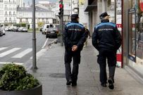 Agentes de la Polic�a Local patrullando por Viveiro.