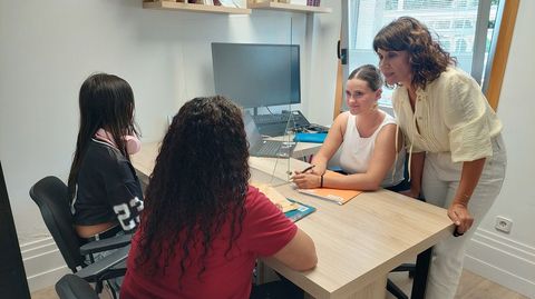 Gemma Landesa, abogada de Accem, y Paz Lago, concejala de Servicios Sociales de Sanxenxo, en la oficina de atención al inmigrante en Portonovo