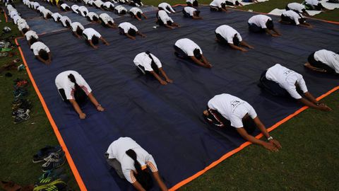 Miembros del Cuerpo Nacional de Cadetes de India participan en una sesi�n masiva de yoga para conmemorar el D�a Internacional de esta disciplina