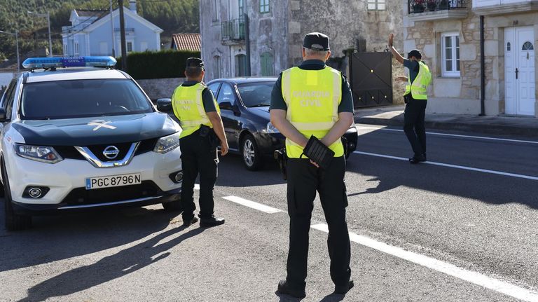 Agentes de la Guardia Civil de Viveiro haciendo un control en O Vicedo para ayudar al �nico agente que queda all�.