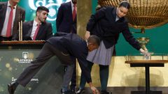 Uno de los ni�os de San Ildefonso recoge una bola que se le ha ca�do durante el sorteo