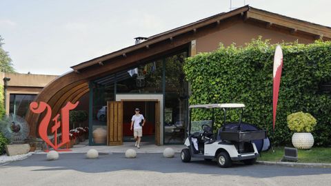 La entrada a la casa club del campo de A Zapateira, para el Memorial Santiago Rey Fernández-Latorre