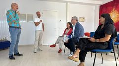 Blas Garc�a, con las concejalas Ana Bel�n Paz y Susana Se�or�s, en su visita al centro ubicado en Bidu�do