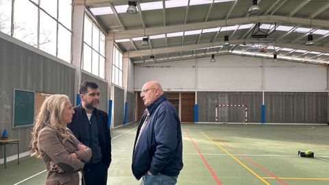 La delegada territorial de la Xunta, con el alcalde (derecha) y el primer teniente de alcalde de Ma��n, en el pabell�n municipal de Esteiro