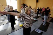 Un grupo de mayores participando ayer en las actividades de Novacaixagalicia en Ferrol.