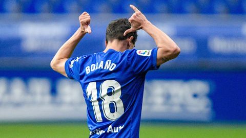 Christian Fernndez se seala el nombre y el dorsal tras marcar el 2-1 ante el Lugo