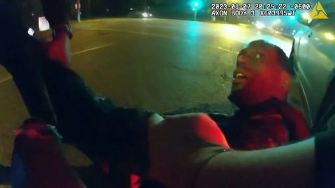 Un v�deo policial muestra a Tyre Nichols huyendo cuando es electrocutado