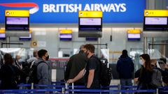 Pasajeros hacen cola ante un mostrador de facturaci�n en el aeropuerto de Heathrow, en Londres