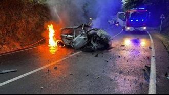 El vehculo se sali de la va, impact contra un tald y empez a arder