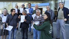 Entrega de los documentos hoy de lso vecinos de Matam� y Ecoloxistas en Acci�n