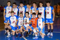 Los boirenses posando con las medallas y el trofeo conseguido.