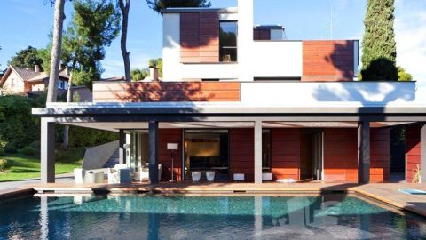 Una de las im�genes de la fachada de la casa, con la piscina en primer t�rmino.