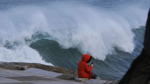 Fuerte oleaje en el paseo mar�timo este viernes