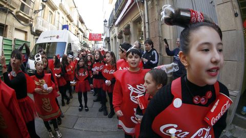 Los nios del Jaime Balmes disfrazados de contedores de reciclaje. VOZ NATURA