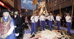 Terminada la alfombra floral y tras unas horas de exposici�n, sobre ella discurri� la procesi�n de bajada al puerto en Burela anoche. 